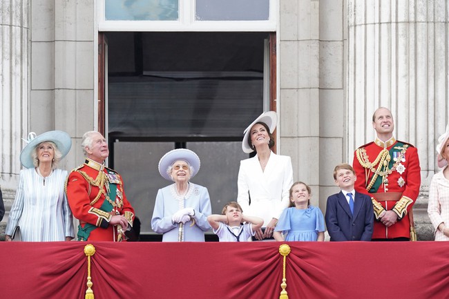 Ngày đầu tiên của đại lễ Bạch Kim: Meghan Markle chính thức xuất hiện, 3 con nhà Công nương Kate thu hút chú ý - Ảnh 3.