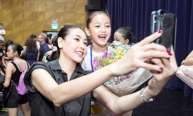 Con gái út của Hoa hậu Hà Kiều Anh khoe nhan sắc xinh đẹp như tiểu mỹ nhân khi đi múa ballet - Ảnh 3.