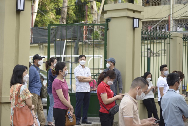 Kết thúc buổi thi vào lớp 10 THPT chuyên Ngoại ngữ: Đề không quá khó, riêng môn tiếng Anh có độ phân loại thí sinh cao - Ảnh 12.