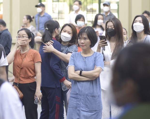 Kết thúc buổi thi vào lớp 10 THPT chuyên Ngoại ngữ: Đề không quá khó, riêng môn tiếng Anh có độ phân loại thí sinh cao - Ảnh 7.