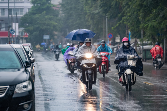 Thời tiết ngày cuối tuần: Miền Bắc ngày nắng nóng oi ả, đêm mưa to xối xả kèm dông - Ảnh 1.