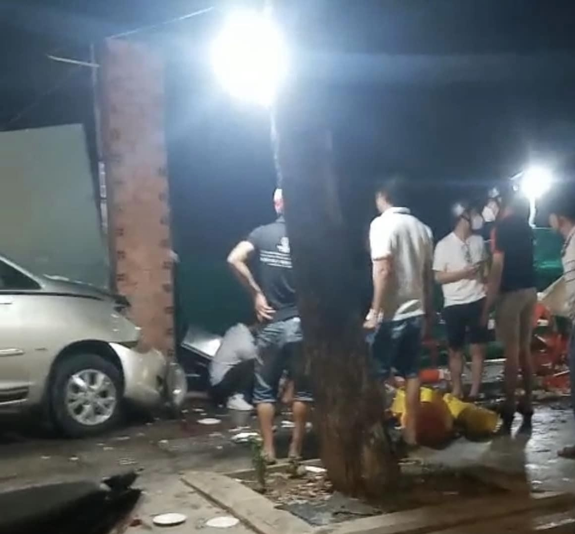 TP Biên Hoà: Kinh hoàng ôtô tông thương vong 3 người trong gia đình đang ăn ốc - Ảnh 2.