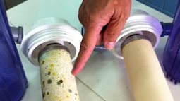 Anh thợ tới vệ sinh máy lọc nước, mở lõi ra kiểm tra mới thấy thực trạng phát hoảng