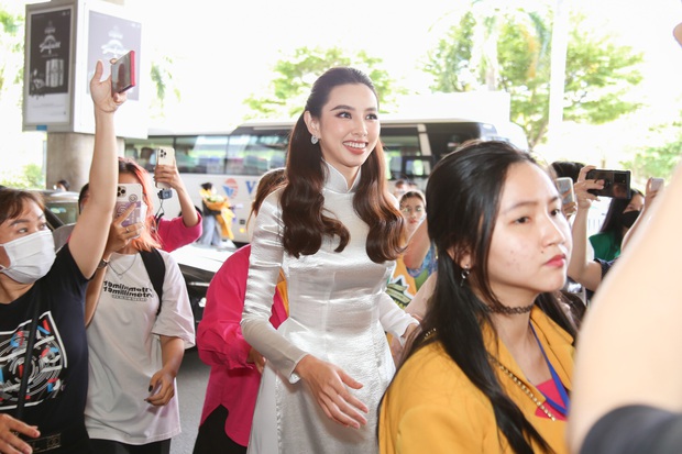 Hoa hậu Thuỳ Tiên xuất hiện nền nã trong tà áo dài, háo hức chào đón Mr Nawat - chủ tịch Miss Grand International đến Việt Nam - Ảnh 5.
