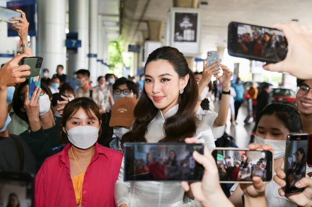 Hoa hậu Thuỳ Tiên xuất hiện nền nã trong tà áo dài, háo hức chào đón Mr Nawat - chủ tịch Miss Grand International đến Việt Nam - Ảnh 3.