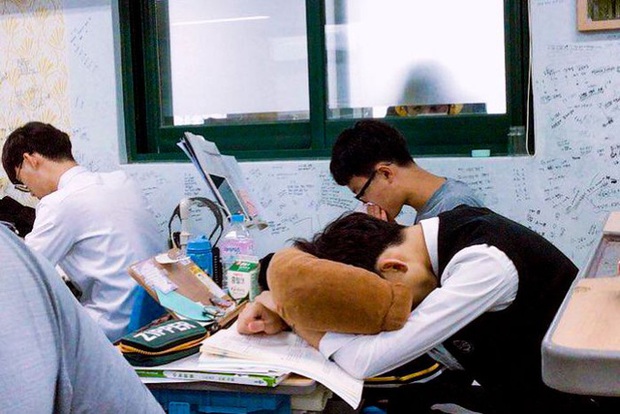 Có một ác mộng mang tên thi Đại học tại Hàn Quốc: Sĩ tử chỉ được ngủ 3 tiếng/ ngày, thôi miên để giảm căng thẳng khi ôn thi - Ảnh 1.