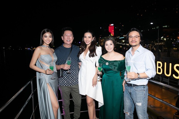 Hoa hậu Thùy Tiên diện váy trắng thanh lịch dự dạ tiệc cùng Mr. Nawat và Hoa hậu Hòa bình Thái Lan - Ảnh 4.