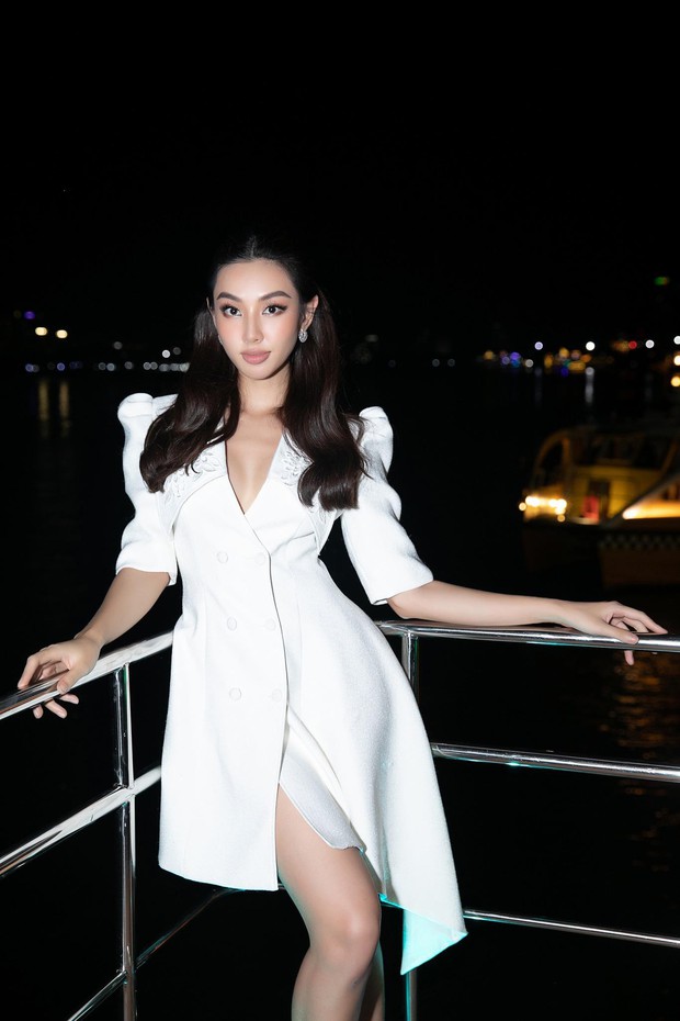Hoa hậu Thùy Tiên diện váy trắng thanh lịch dự dạ tiệc cùng Mr. Nawat và Hoa hậu Hòa bình Thái Lan - Ảnh 9.