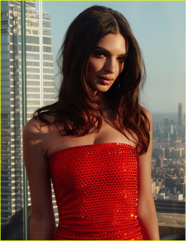 Thiên thần nội y Emily Ratajkowski đẹp cuốn hút với đầm quây gợi cảm - Ảnh 4.