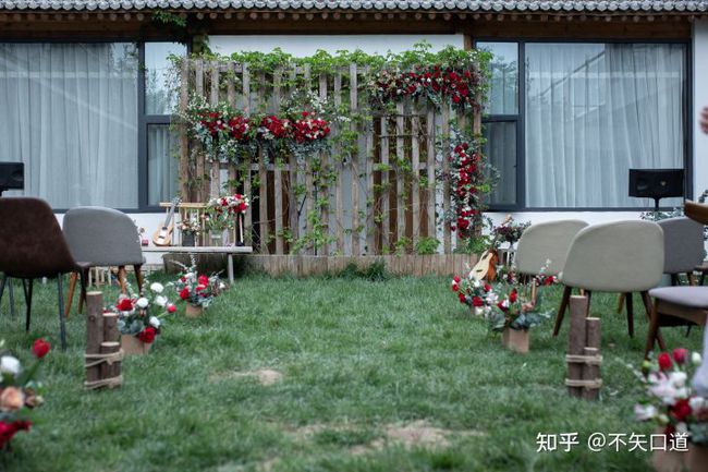 Đám cưới tự thực hiện siêu giản dị trong khu vườn: Trang phục và bó hoa cưới hiếm có của cô dâu gây chú ý! - Ảnh 1.