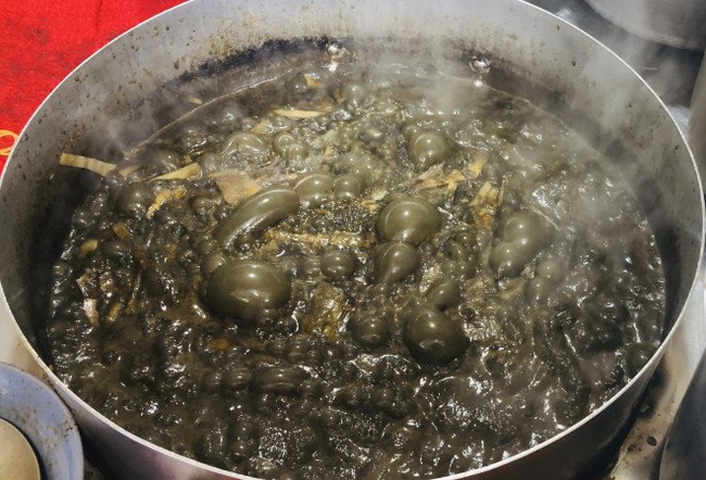 Sau khi lên men ủ chua, nước sẽ chuyển màu đen, bốc mùi 