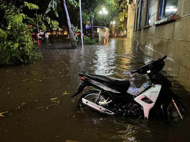 Nhiều tuyến phố ở Hà Nội ngập sâu, nước tràn vào nhà dân sau cơn mưa lớn kéo dài - Ảnh 12.