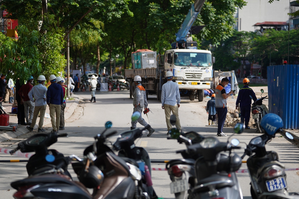 Hà Nội: Bất ngờ sụt lún 23 mét mặt đường phố trung tâm, cạnh sông Tô Lịch - Ảnh 1.