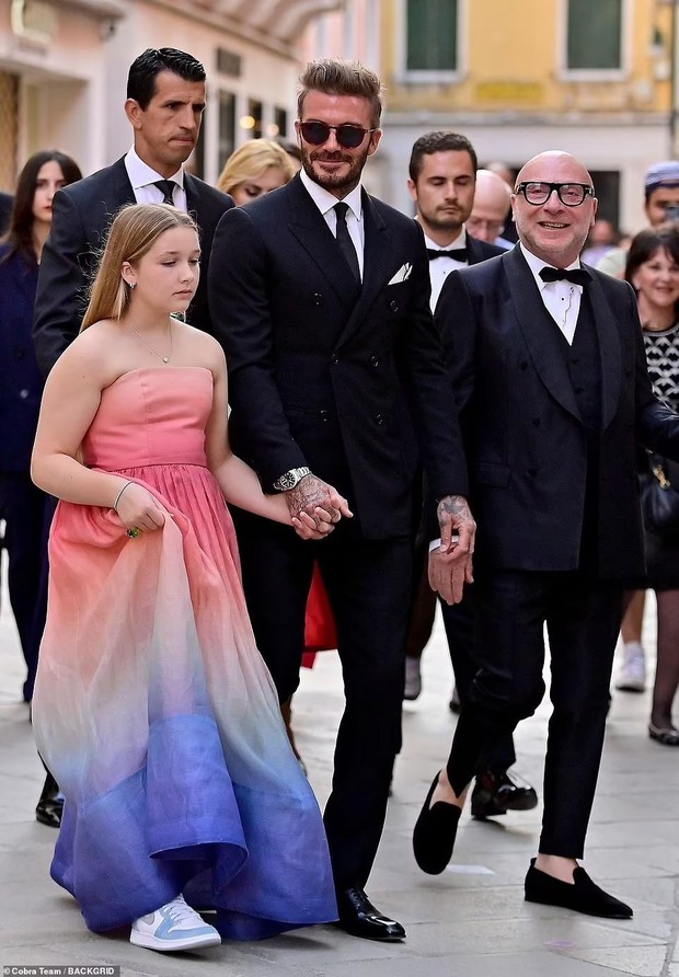 Harper Seven như công chúa nhỏ rạng rỡ nắm chặt tay cha David Beckham đi sự kiện - Ảnh 5.