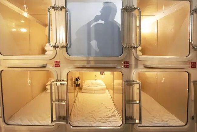 Căn phòng nhỏ hẹp 5m2 ở thành phố hiện đại hé lộ hiện thực: Những con người sống trong 