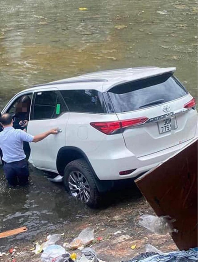 Hoảng hốt chứng kiến nữ tài xế lao ô tô xuống sông Kim Ngưu - Ảnh 2.