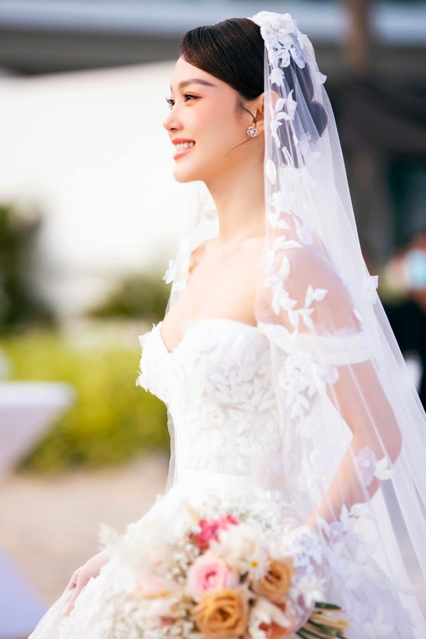 Cô dâu Minh Hằng xinh xuất sắc: Váy cưới gợi cảm nhưng vô cùng tinh tế, trang điểm tươi tắn xinh đẹp phát mê - Ảnh 1.