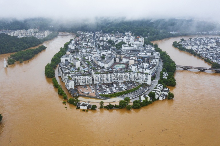 Chùm ảnh: Mưa lũ kỷ lục càn quét Trung Quốc, nhiều ngôi nhà bị nhấn chìm khiến người dân buộc phải di tản - Ảnh 1.
