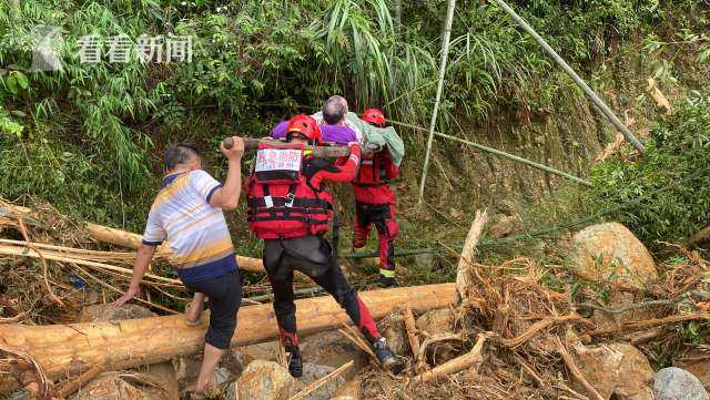 Chùm ảnh: Mưa lũ kỷ lục càn quét Trung Quốc, nhiều ngôi nhà bị nhấn chìm khiến người dân buộc phải di tản - Ảnh 10.