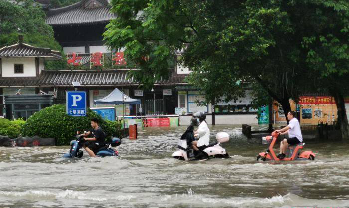 Chùm ảnh: Mưa lũ kỷ lục càn quét Trung Quốc, nhiều ngôi nhà bị nhấn chìm khiến người dân buộc phải di tản - Ảnh 12.