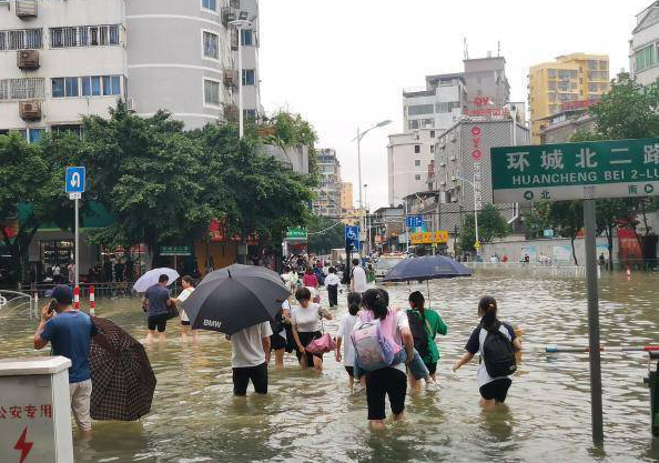 Chùm ảnh: Mưa lũ kỷ lục càn quét Trung Quốc, nhiều ngôi nhà bị nhấn chìm khiến người dân buộc phải di tản - Ảnh 11.