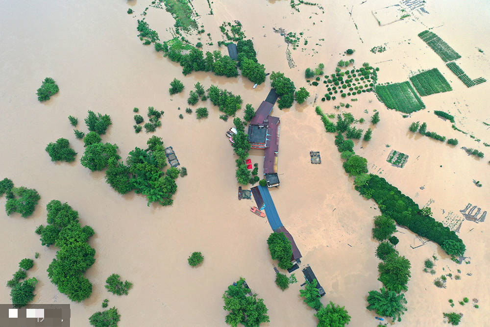 Chùm ảnh: Mưa lũ kỷ lục càn quét Trung Quốc, nhiều ngôi nhà bị nhấn chìm khiến người dân buộc phải di tản - Ảnh 3.