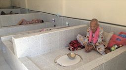 Sự thật về bức ảnh "cụ bà ăn ngủ trên giường gắn bồn cầu" tại Trung tâm Công tác xã hội tỉnh Vĩnh Long