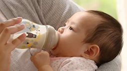 8 sai lầm kinh điển bất cứ người mẹ nào cũng dễ mắc phải khi cho trẻ bú bình: Nếu sơ ý có thể khiến trẻ dễ nôn trớ và nhiễm khuẩn