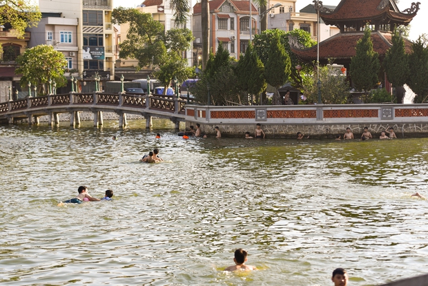 Hà Nội: Người dân bỏ tiền cải tạo ao làng ô nhiễm thành bể bơi miễn phí, cả xã rủ nhau đi tắm giải nhiệt  - Ảnh 9.