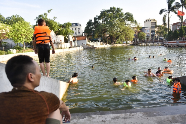 Hà Nội: Người dân bỏ tiền cải tạo ao làng ô nhiễm thành bể bơi miễn phí, cả xã rủ nhau đi tắm giải nhiệt  - Ảnh 7.
