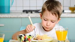  6 sai lầm phổ biến khi cha mẹ cho trẻ ăn sáng khiến con ngày càng kém thông minh