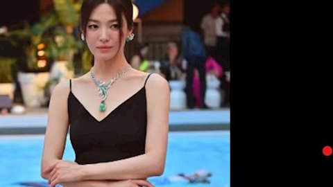 Song Hye Kyo hóa thiên nga đen đẹp lộng lẫy tại sự kiện cao cấp ở Paris