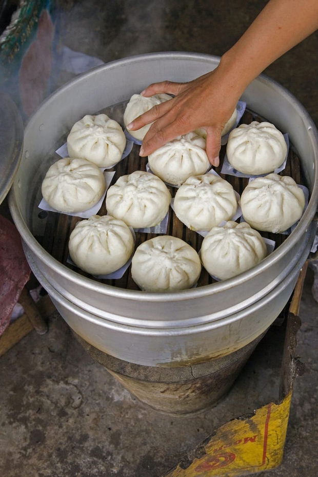 Lonely Planet: 6 điều đừng quên khi chinh phục mê cung đồ ăn đầy mê hoặc ở Việt Nam - Ảnh 1.