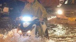 Toàn cảnh Hà Nội sau trận mưa lớn tối 5/7: Đường phố ngập lút bánh xe, người dân vất vả lội nước về nhà