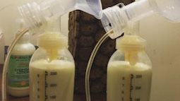 Từng stress nặng vì thuộc dạng "ít sữa bẩm sinh", mẹ Hà Nội kích sữa thành công, mỗi ngày hút được 1,8l sữa - 2 con sinh đôi bú thỏa thuê