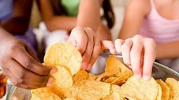 Bộ Y tế khuyến cáo 8 loại thực phẩm gây dậy thì sớm ở trẻ: Nhóm thứ 3 và 5 bé nào cũng nghiện, cha mẹ hay cho con ăn thường xuyên