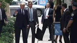 Ông Donald Trump dự tang lễ “đẫm nước mắt” của vợ cũ