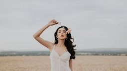 Hoa hậu Thùy Tiên đẹp tựa "nàng thơ" giữa cảnh đồng quê nước Anh