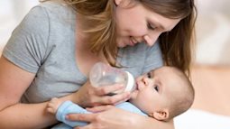 Các bà mẹ có thói quen cho con uống nước để ''tráng miệng'' sau khi bú sữa cần lưu ý vì có thể gây ra nguy hiểm cho sức khoẻ của con