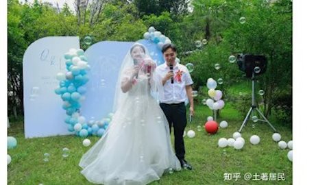 Cô dâu tổ chức đám cưới siêu đơn giản trong công viên gần nhà, ai nhìn ảnh cũng hỏi: Có hối hận không?