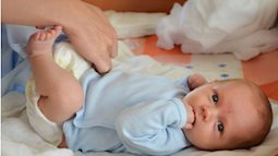  Nước tiểu trẻ sơ sinh màu vàng, có mùi khai có nguy hiểm không?
