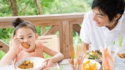 5 thói quen ăn uống lịch sự cha mẹ cần dạy con