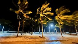Hãi hùng cảnh bão NORU áp sát bãi biển Cửa Đại lúc 1h sáng, toàn TP Hội An mất điện