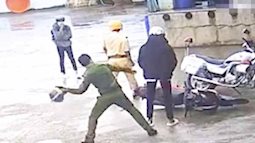 Xôn xao clip 2 cảnh sát dùng mũ bảo hiểm đánh, đấm đá 1 thiếu niên