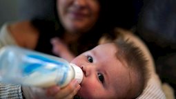 Cuộc khủng hoảng nguồn cung sữa bột tiết lộ những vấn đề của các gia đình Mỹ trong việc nuôi con
