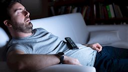 Ngủ trong khi TV vẫn mở: Thói quen tưởng vô hại nhưng tiềm ẩn nhiều nguy cơ mắc các bệnh