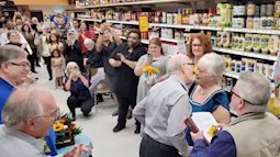 Cặp đôi U80 tổ chức hôn lễ tại một địa điểm không ai ngờ tới, bó hoa cũng rất đặc biệt