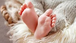 Tại sao phải lấy dấu vân chân thay vì dấu vân tay của trẻ sơ sinh?