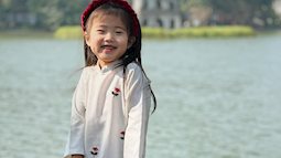 Ngẩn ngơ trước sự đáng yêu của bé gái xúng xính tà áo dài Tết dạo quanh phố phường Hà Nội