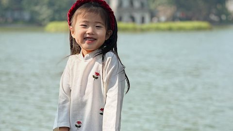Ngẩn ngơ trước sự đáng yêu của bé gái xúng xính tà áo dài Tết dạo quanh phố phường Hà Nội